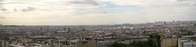 wモンマルトルの丘からパリ市内2.jpg